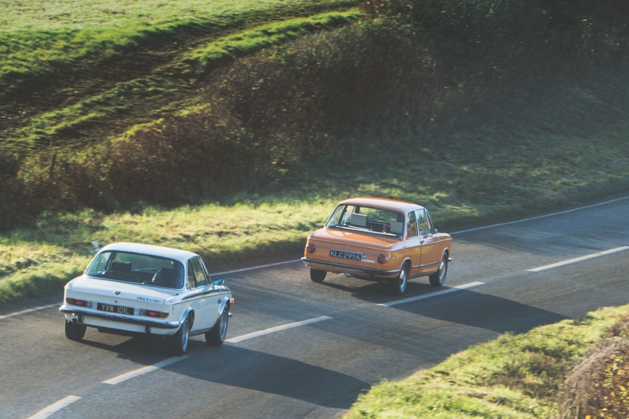 白のBMW 3.0 CSLとオレンジのBMW 2002