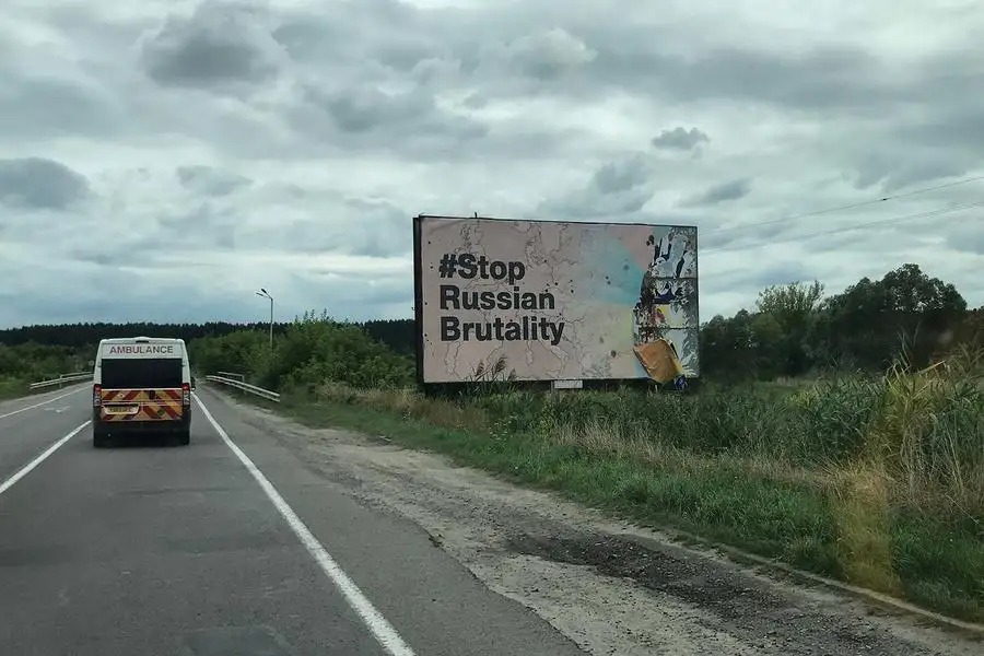 国境を越えると、西側諸国への感謝とロシアの侵攻を非難する看板が立っていた。