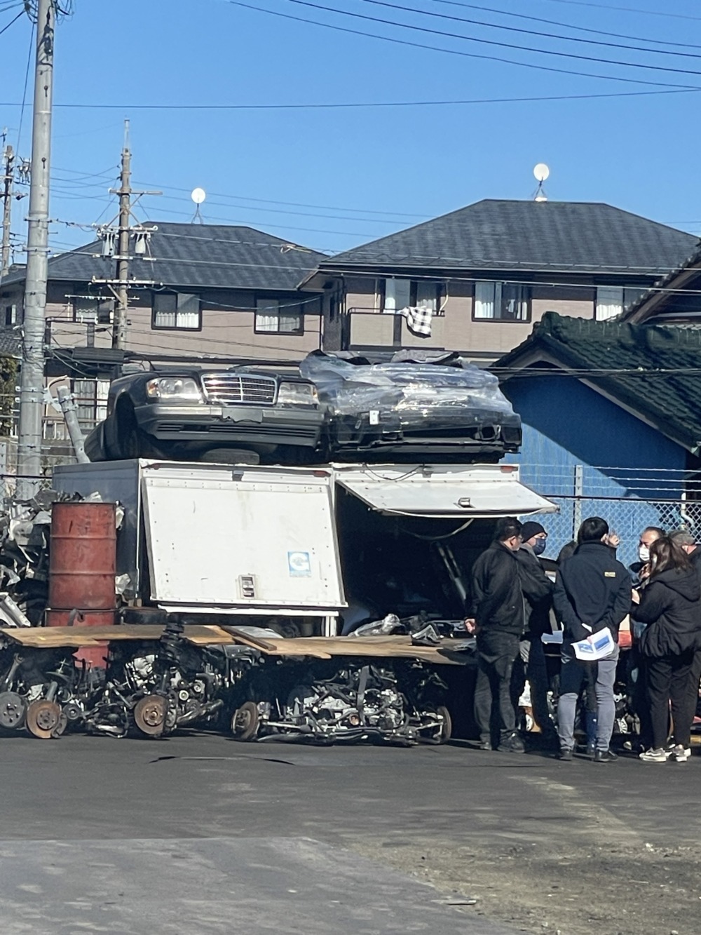 Kさんの愛車だと思われるレクサスGSFが、ハーフカットされた状態でコンテナの上に載せられていた。