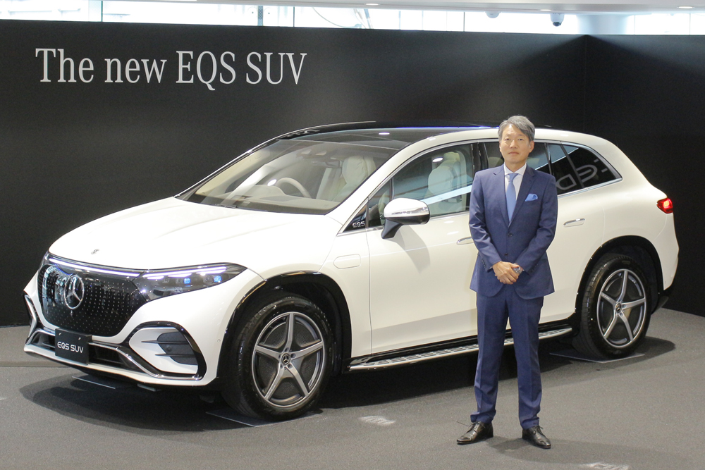 EQS 450 4マティックSUV（ダイヤモンドホワイト）と、メルセデス・ベンツ日本の上野金太郎社長