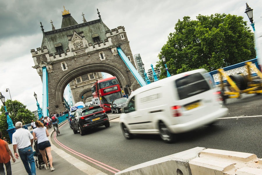 ロンドン市内を走る乗用車と商用車