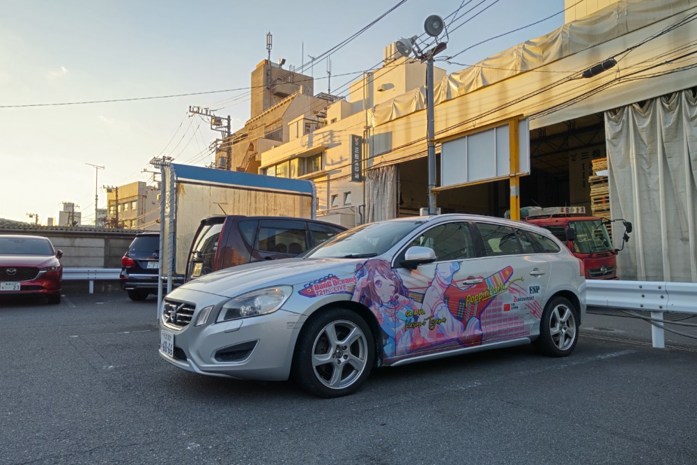 外国人がレンタカーを痛車にラッピングして日本半周ドライブ