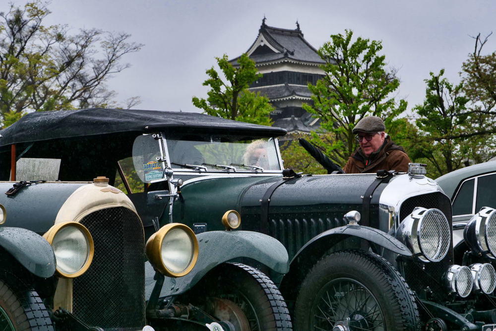 駐車場から松本城の天守閣を望む。