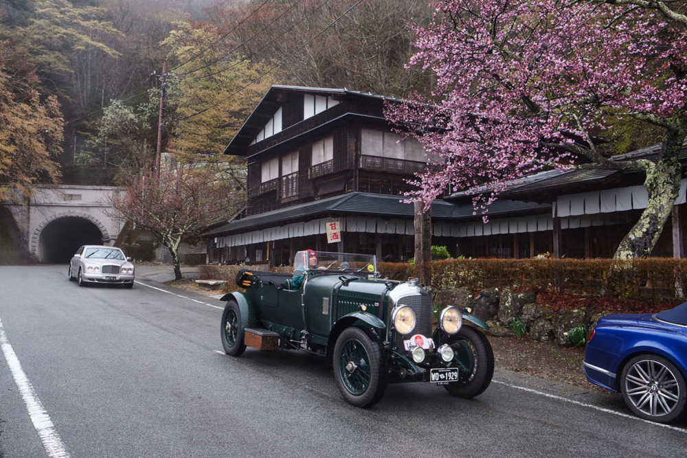 御坂峠の天下茶屋も前を通過する1929年4 1/2リッター。