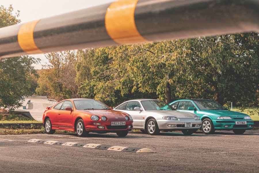 左からレッドのトヨタ・セリカ GTと、シルバーのマツダMX-6、グリーンのローバー220 ターボ・クーペ