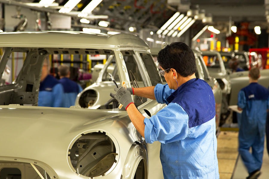 保守党は自動車産業に重点を置き、国内工場の支援を約束している。