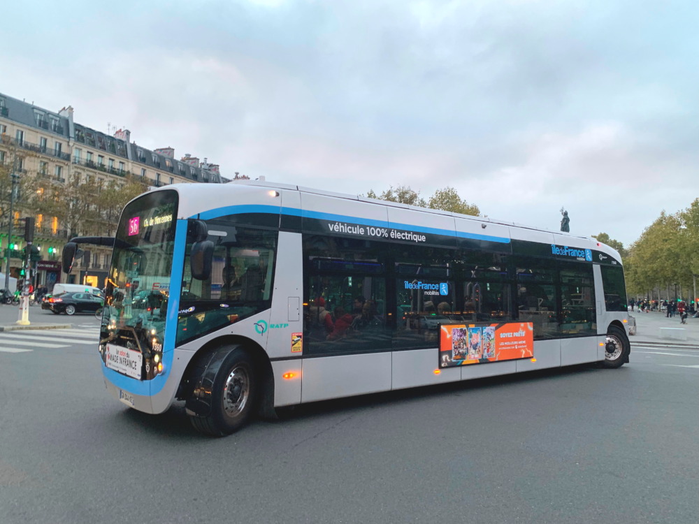 フランスのパリにて、通常の路線として使用される電気バス