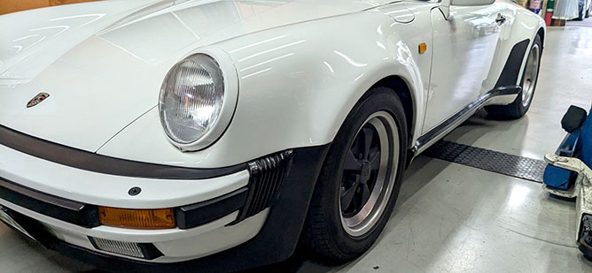 930型ポルシェ 911ターボ フロント足から異音 Aアームブッシュ近辺をグリスアップ | スペシャルショップ | AUTOCAR JAPAN