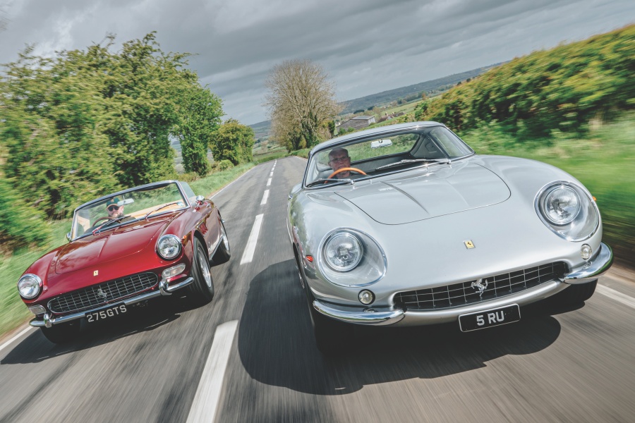 シルバーのフェラーリ275 GTB/4と、レッドのフェラーリ275 GTS