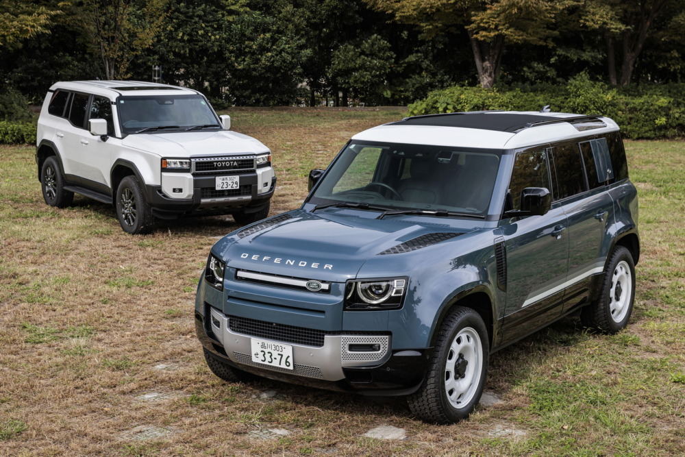 トヨタ・ランドクルーザー250（左）とランドローバー・ディフェンダー（右）をオンロードで乗り比べ。