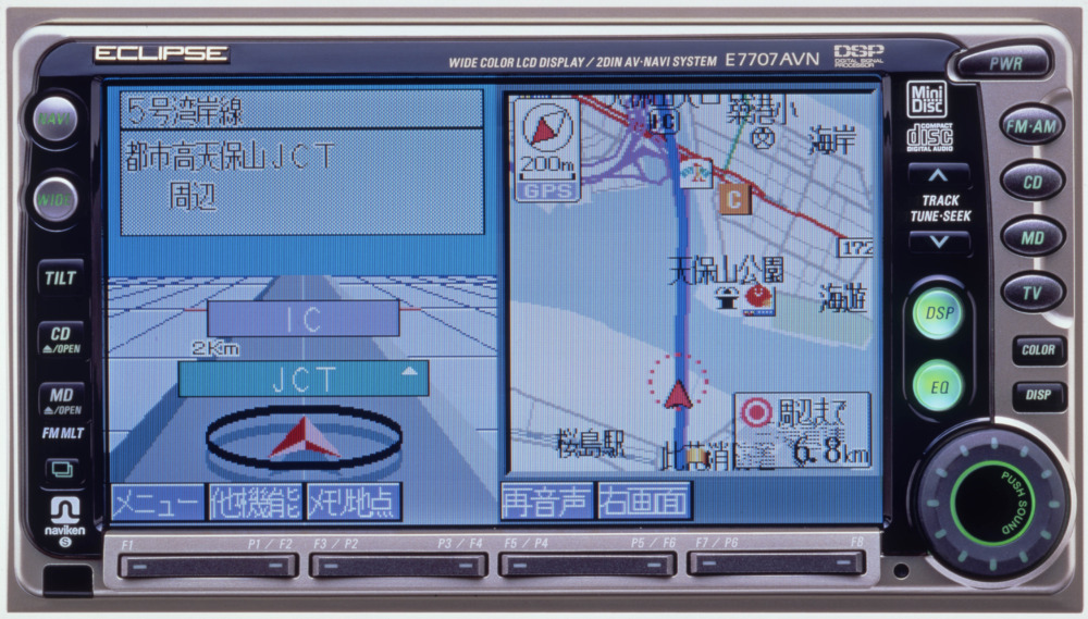 現在のAV一体型ナビに近い見た目だが画面は5.8型と小さく、タッチパネルは装備していない。地図メディアはCD-ROM。