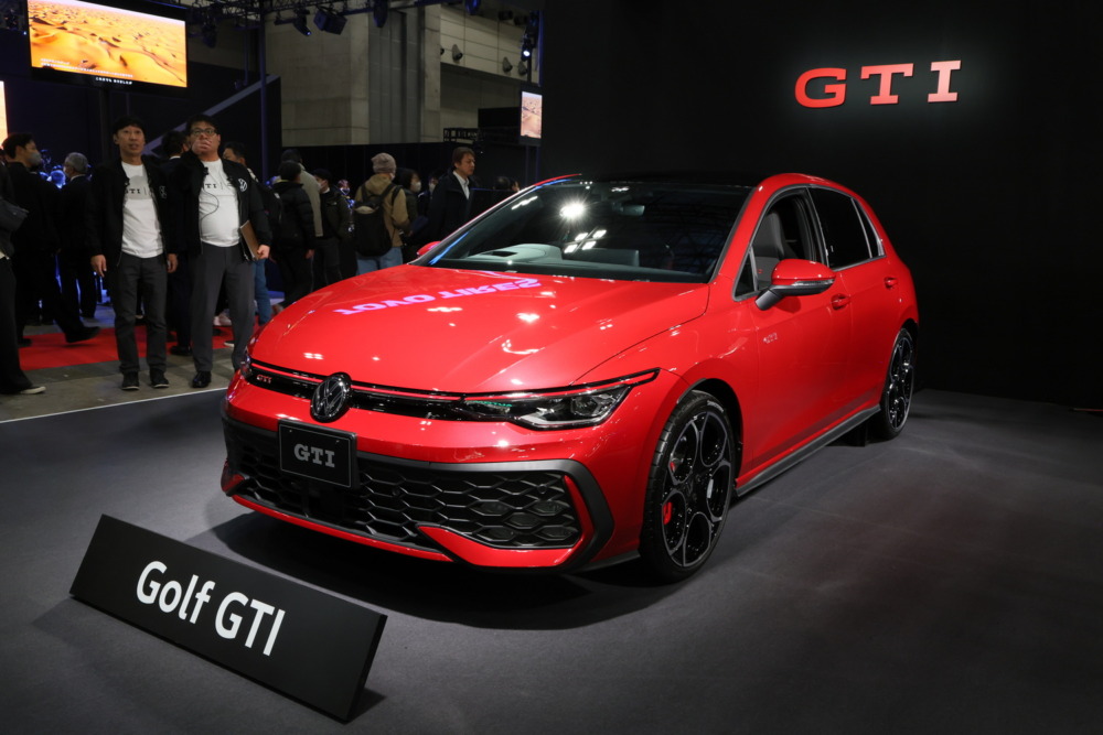 こちらも新型のフォルクスワーゲン・ゴルフGTI。20psアップなど様々な改良を受けた。